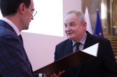 Prof. Lech Lichołai odbiera nagrodę z rąk dyrektora generalnego Ministerstwa Rozwoju i Technologii Michała Graczyka,