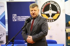 Rektor Politechniki Rzeszowskiej prof. Piotr Koszelnik,