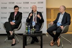 Panel z udziałem prof. J. Sępa (pośrodku),